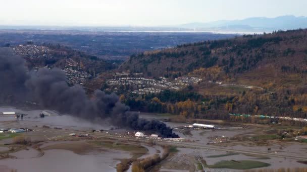 Humo Negro Sitio Industrial Llamas Abbotsford Columbia Británica Medio Inundaciones — Vídeos de Stock