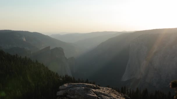 Hiker Sits Watch Breathtaking Sunset Capitan Yosemite National Park — Stock Video