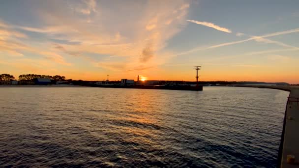 Złoty Wschód Słońca Nad Morzem Bałtyckim Przy Wejściu Portu Władyswowo — Wideo stockowe