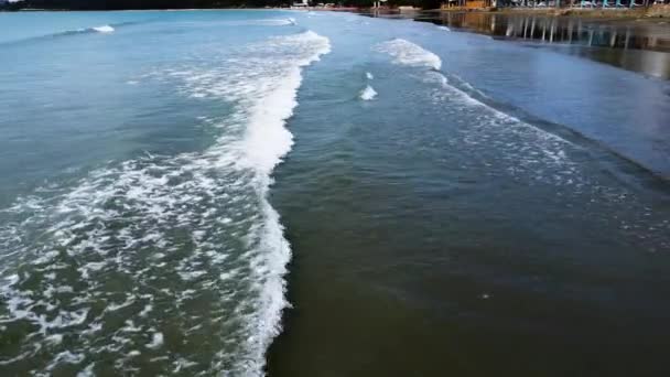 Close Luchtfoto Van Golven Met Vervuild Strand Achtergrond — Stockvideo