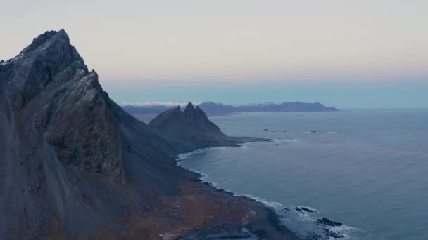 Vista Aérea Montanha Vestrahorn Stokksnes Costa Brunnhorn Montanha Batman Com — Vídeo de Stock