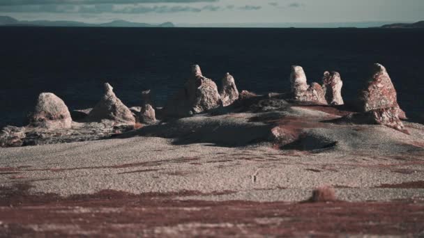 Berömda Kalkstensformationer Vid Trollholmsunds Strand Norge Panning Vänster Längs Flisade — Stockvideo