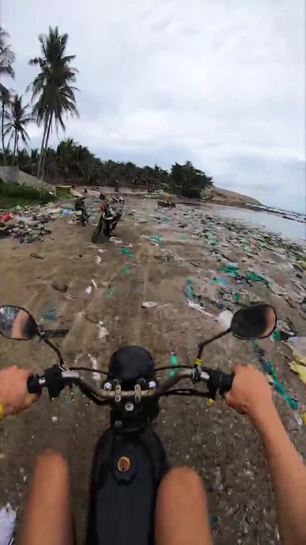 Vídeo Vertical Pov Andando Moto Através Praia Poluída Suja Cheia — Vídeo de Stock