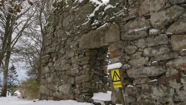 Опасность Падения Камней Знак Церкви Руины Зимний День Наклонись — стоковое видео