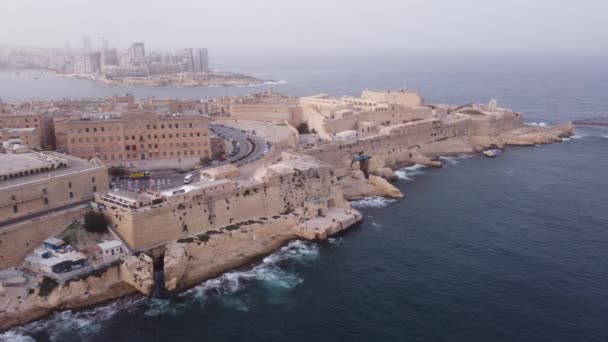 Sol Tarafta Valletta Malta Limanı Nın Üzerinde Güçlü Bir Kale — Stok video