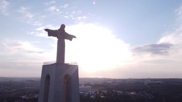 Drone Schodzący Przed Potężnym Posągiem Christo Rei Portugalii Jak Kamera — Wideo stockowe