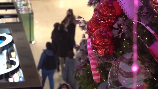 巨大装饰的圣诞树和背景中的偶然性人 静态浅浅的田野深度 — 图库视频影像