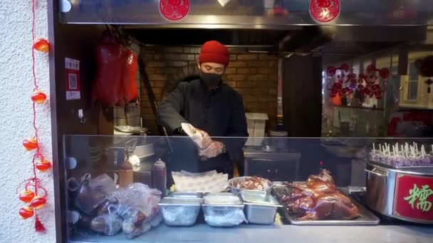 在中国北京大什拉尔地区的食品市场上包装北京鸭的卖主 — 图库视频影像