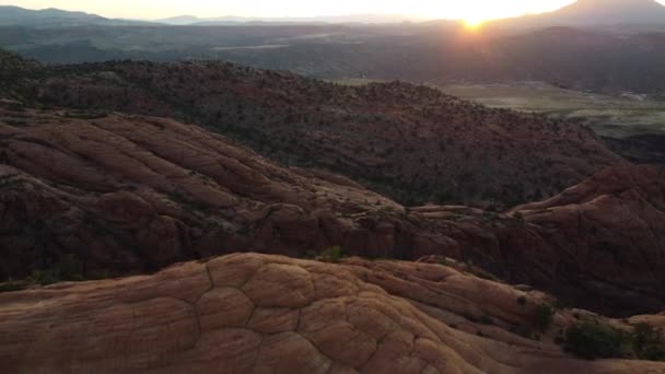 ユタ州セントジョージの砂漠上空を飛行する無人偵察機の日没の眺め — ストック動画