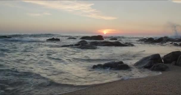 Νερό Πέφτει Βράχια Κατά Διάρκεια Του Ηλιοβασιλέματος Μια Παραλία Στην — Αρχείο Βίντεο