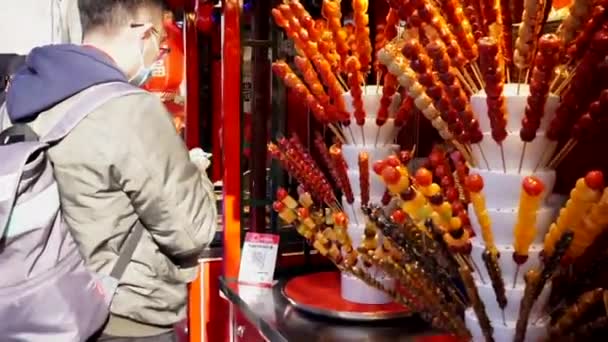 Klant Koopt Confit Fruit Qianmen Straat Voedsel — Stockvideo