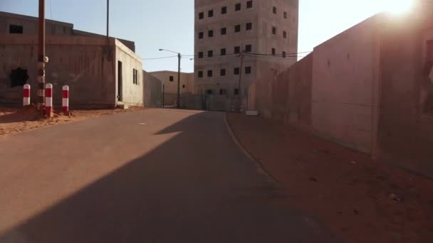 在加扎附近的帕拉斯汀内一个空旷的阿拉伯城镇里 无人驾驶飞机缓缓升起 并在早上显露出一座高大的大楼 — 图库视频影像