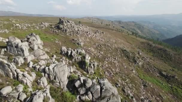 Letecký Pohled Skalnatou Krajinu Geologické Útvary Národním Parku Peneda Geres — Stock video