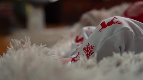 Natáčení Pohybů Nohou Dítěte Novoroční Oblečení Levé Strany — Stock video