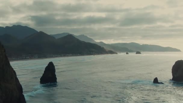 4K西海岸の海にある空中の大きな岩ドローンがドリーアウト — ストック動画