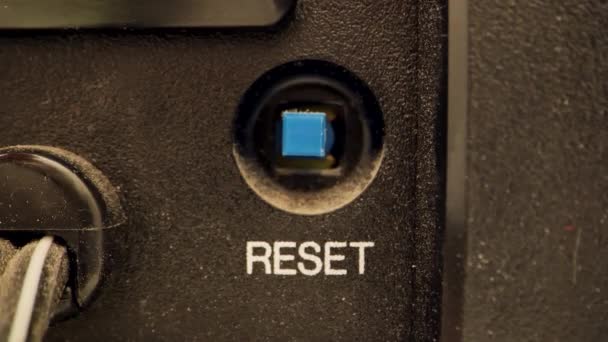 Ekstremalne Zbliżenie Guzika Zabytkowym Magnetowidzie Naciśnięcie Niebieskiego Przycisku Reset — Wideo stockowe