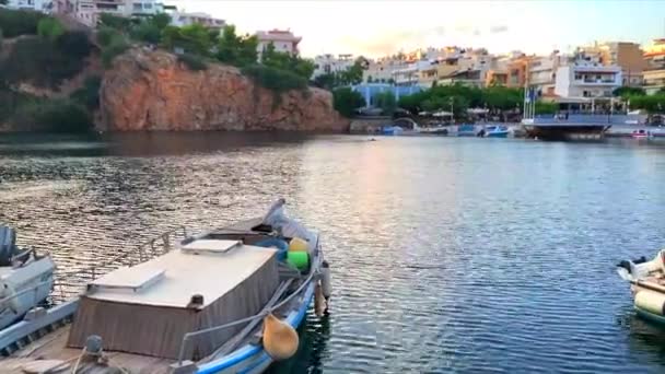 アヒオス島の美しい観光ギリシャの港 ニコラウス クレタ島 ギリシャ — ストック動画