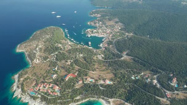 希腊绿松石水湾海岸美丽动人的Fiskardo村高空俯瞰 — 图库视频影像