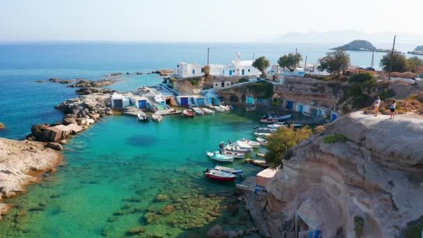 Mandrakia Kleine Vissersdorp Haven Met Boten Milos Island Griekenland — Stockvideo