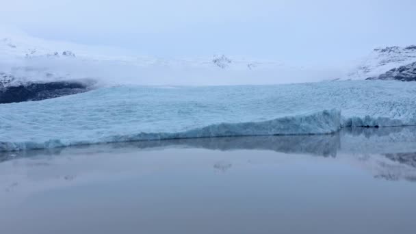 氷河湖と雪山を背景に空中からの眺め モレーンの影響を受けた氷河の融解 地球温暖化 — ストック動画