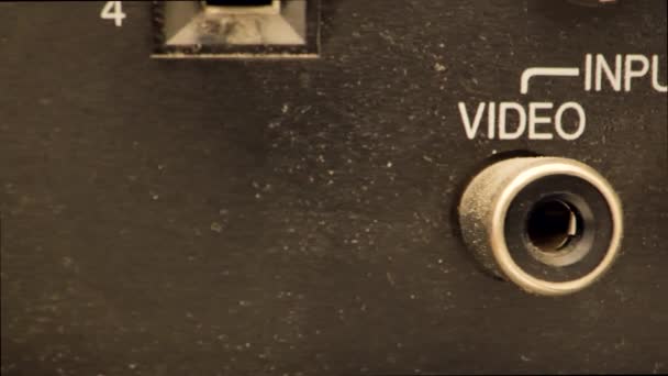 고전적 Vcr 버튼을 누르면 카메라가 먼지투성이의 Rca 비디오와 오디오 입력을 — 비디오