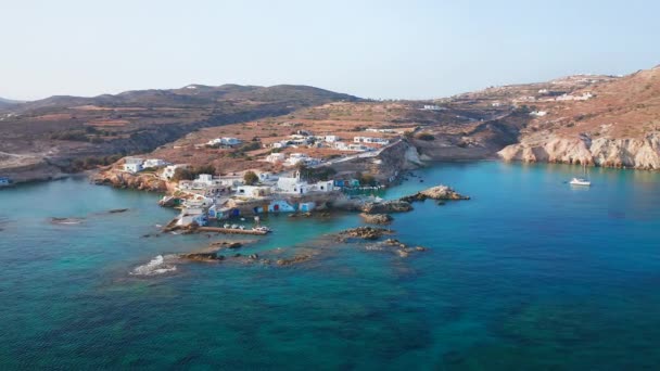 Mandrakia Yunan Milos Adası Manzaralı Insansız Hava Aracı Deniz Kenti — Stok video