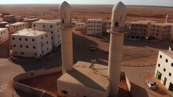 日落时分 在加沙附近的一个沙漠空旷的古城 在主广场旁边的两座清真寺被空中射伤 — 图库视频影像