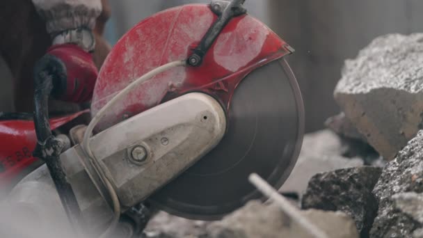 Trabajador Operando Cortador Carreteras Hormigón Obras Carretera Primer Plano — Vídeo de stock