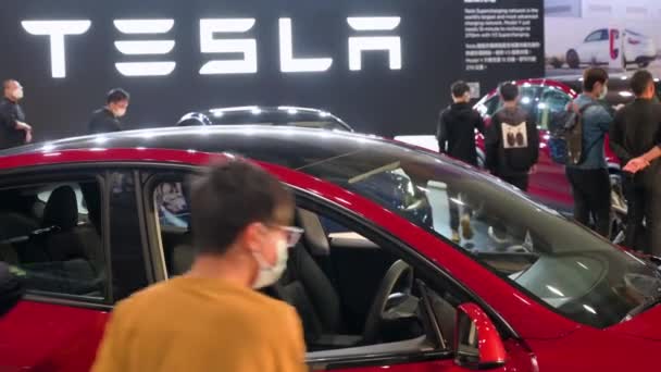 Visitantes Interessados Testam Carro Empresa Elétrica Americana Tesla Motors Tesla — Vídeo de Stock