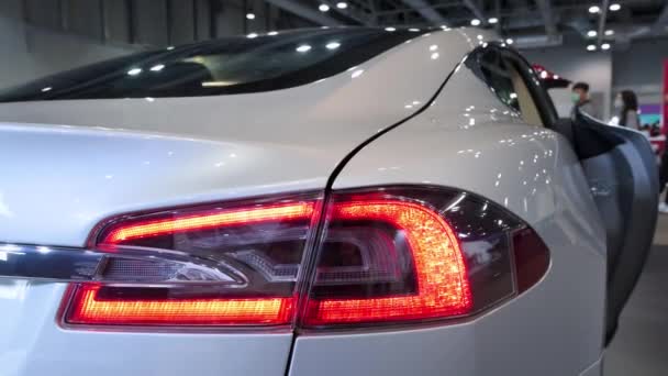 Detail Zadního Brzdového Světla Tesla Motor Model Jako Návštěvníci Testují — Stock video