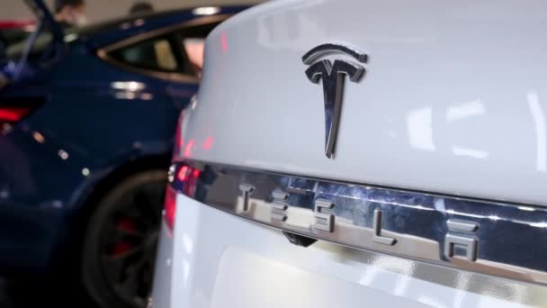 Американський Електричний Автовиробник Tesla Motors Логотипом Вантажівками Автомобілями Які Демонструють — стокове відео