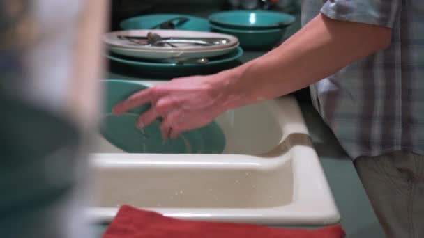 Una Mano Sacando Plato Azul Del Agua Enjuagándolo — Vídeo de stock