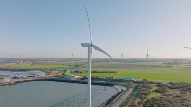 Luchtfoto Slow Motion Van Windturbines Wegen Een Landelijk Kustgebied Nederland — Stockvideo