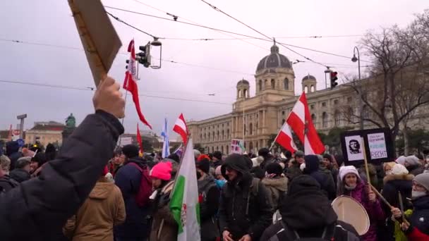 在奥地利维也纳举行的反对政府温和措施的抗议活动中精力充沛的人群 — 图库视频影像