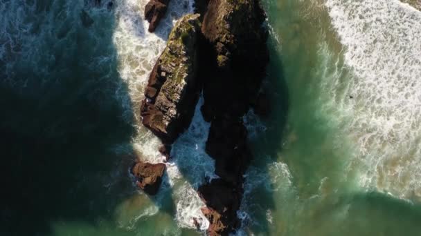 Akdeniz Deki Kayalık Bir Sahil Şeridinin Tepeden Aşağı Hava Aracı — Stok video