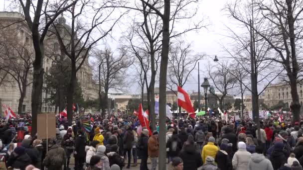 Široký Pohled Demonstranty Proti Koroně Pochodující První Vídeňskou Čtvrtí — Stock video