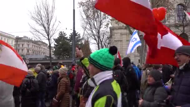 Протестующие Идут Справа Налево Через Рамку Размахивая Австрийским Флагом — стоковое видео