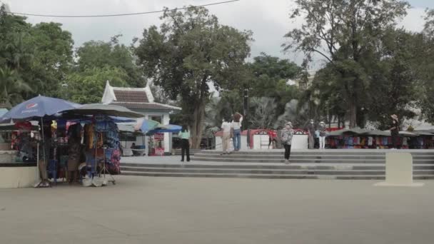 Una Toma Panorámica Plataforma Los Alrededores Estación Del Puente Kwai — Vídeos de Stock