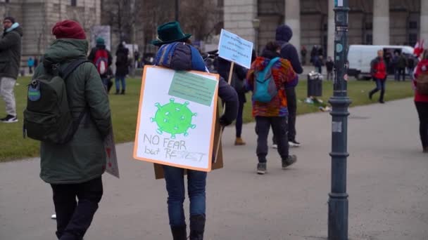 Zadní Strana Ženy Nápisem Kreslení Koronaviru Při Chůzi Během Protestu — Stock video