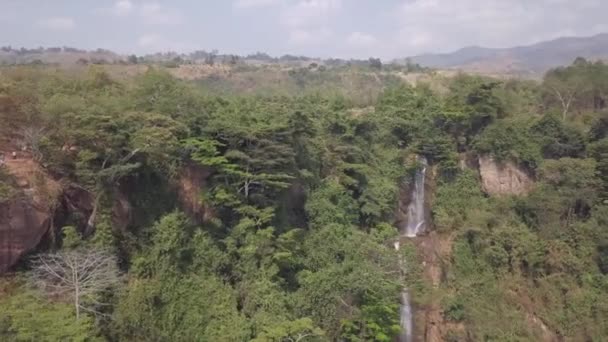 Aerial Pionowy Klif Dwa Poziomy Wodospadu Spadają Głębokiego Kanionu — Wideo stockowe