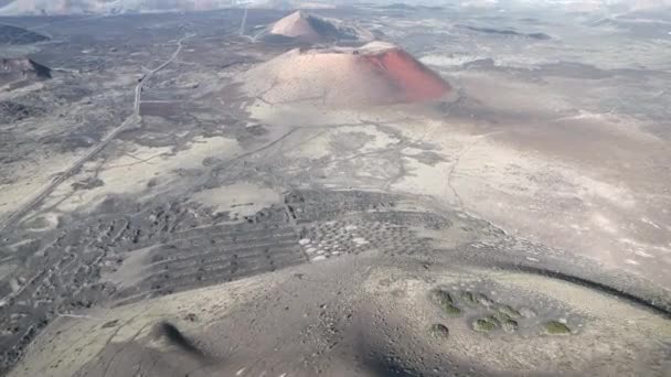 Amplio Áspero Seco Paisaje Bajo Cielo Azul Nublado Con Varias — Vídeos de Stock