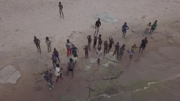 Yerel Tumbuka Çocukları Malawi Gölü Kıyısındaki Drone Kameraları Için Jambon — Stok video