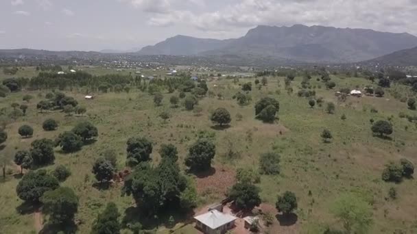 Stijgende Antenne Bergplateau Malawi Onthult Uitgestrekte Stad — Stockvideo