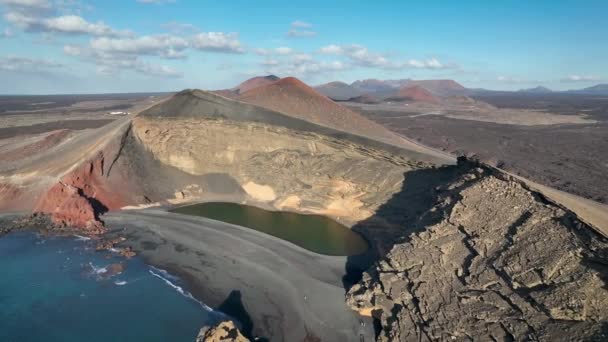 Uçağı Turkuaz Deniz Üzerinde Engebeli Bir Sahilde Uçurumların Dağların Yanardağların — Stok video