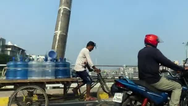 在阳光明媚的日子驾驶越野车驶过孟加拉国达卡的公路 — 图库视频影像