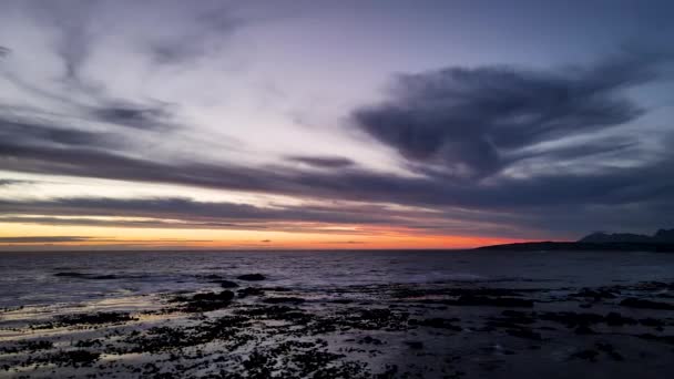 Einzigartige Wolkenmuster Bei Blauer Stunde Und Goldenem Horizont Drohnenflug — Stockvideo