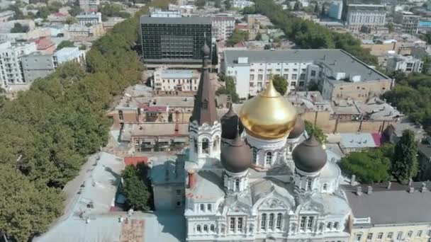 黄金のドームを持つ美しい正教会のドローンビュー ウクライナのオデッサにある聖パンテレモン修道院 — ストック動画