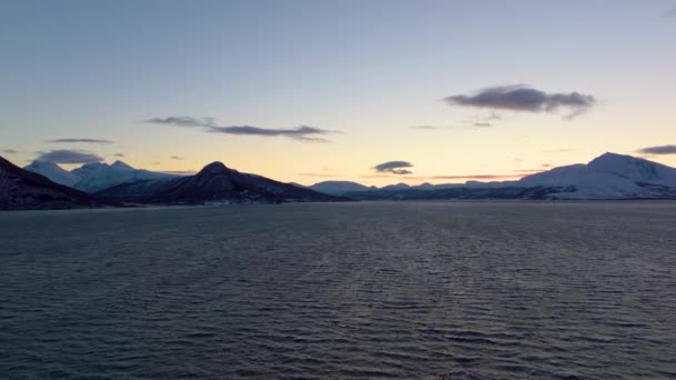 Vista Aérea Oceano Calmo Com Montanhas Fundo Pôr Sol Noruega — Vídeo de Stock