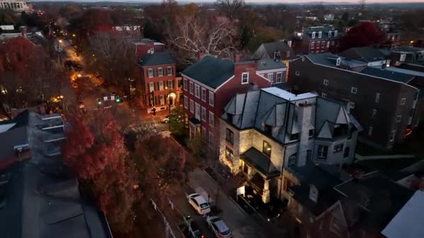 夜の光の中で高級住宅の空中確立ショット アメリカの都市の暗闇 — ストック動画