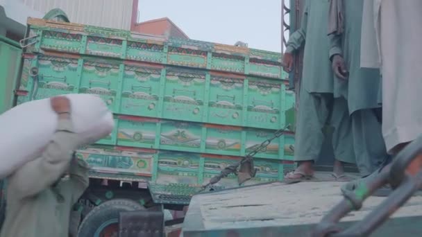 파키스탄 노동자 라이스 나르는 공장에서 — 비디오
